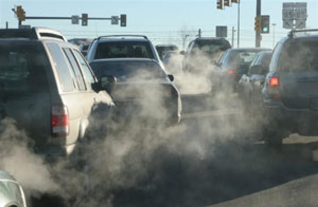 Gli scarichi delle automobili sono tra le maggiori cause di inquinamento atmosferico