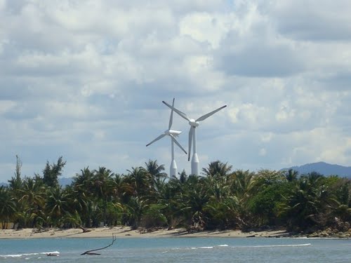 Le due turbine eoliche sono alte 137 piedi e sono costruite in modo da ridurre l'impatto ambientale