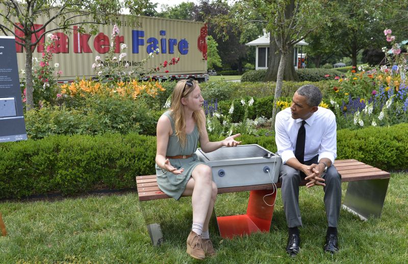 Il presidente Obama scambia due chiacchiere su Soofa durante la White House Maker Faire, alla Casa Bianca
