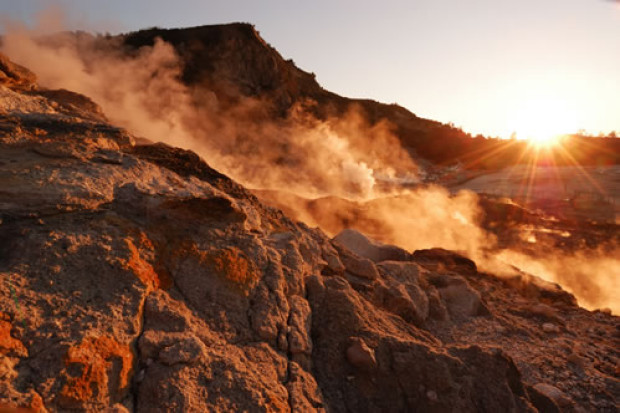 Le solfatare sono antichi crateri vulcanici, la cui attivit&agrave; consiste in getti di fango bollente e fumarole di anidride solforosa