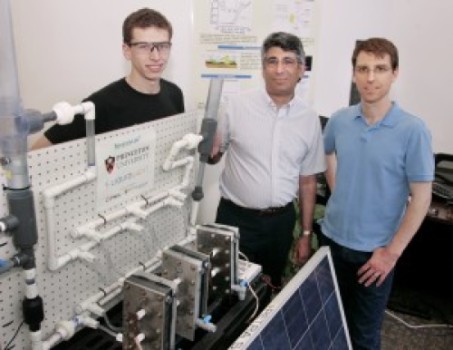 Il prof. Andrew Bocarsly e due ricercatori accanto alle celle elettrochimiche alimentate dal pannello solare