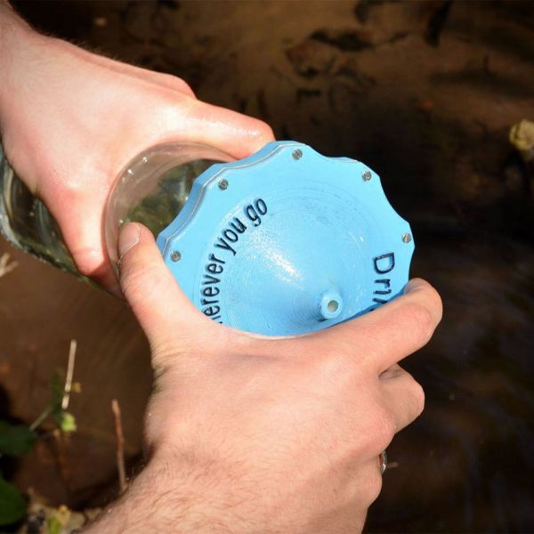 DrinkPure va avvitato sul collo della bottiglia