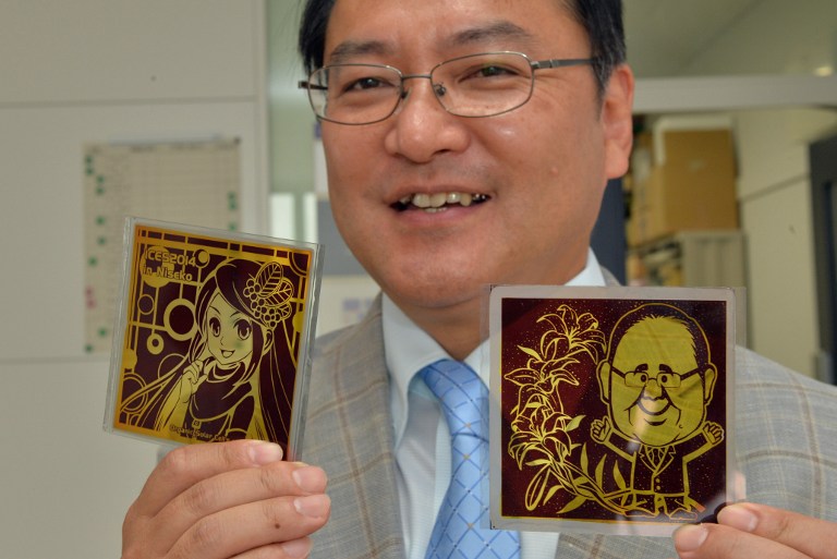 Il professor Segawa mostra alcuni esempi di quadro fotovoltaico raffiguranti immagini varie