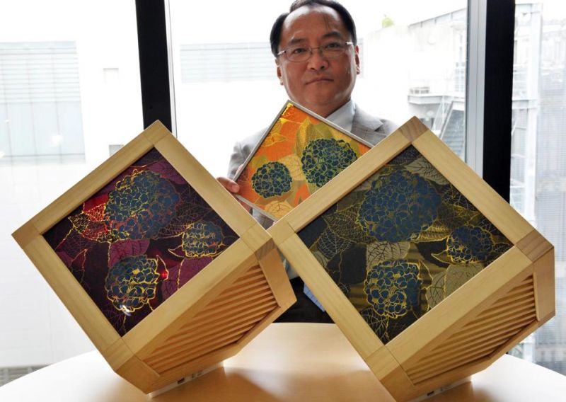 Il professor Segawa e alcuni dei modelli di quadri fotovoltaici chiamati 