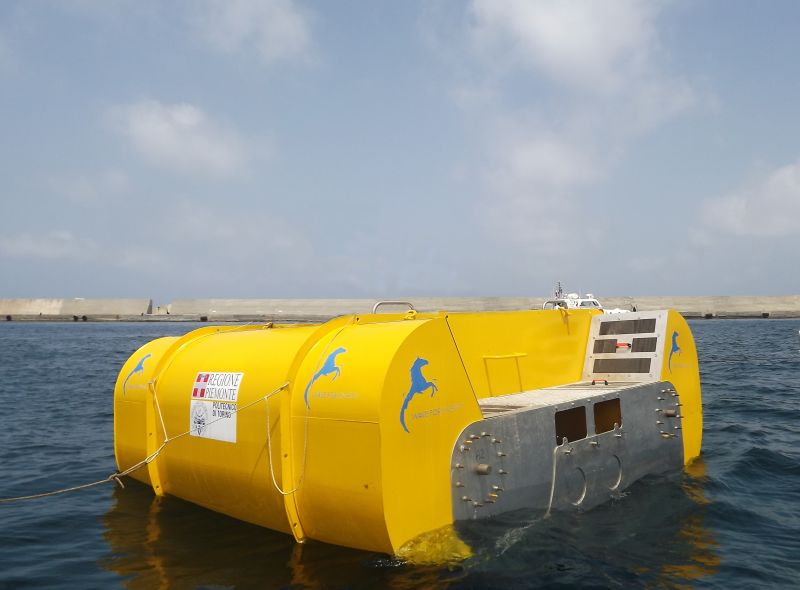 Il prototipo italiano &egrave; un corpo galleggiante all'interno del quale &egrave; collocato un giroscopio. Il corpo libero, muovendosi liberamente al contrario del giroscopio, crea energia grazie ad un meccanismo