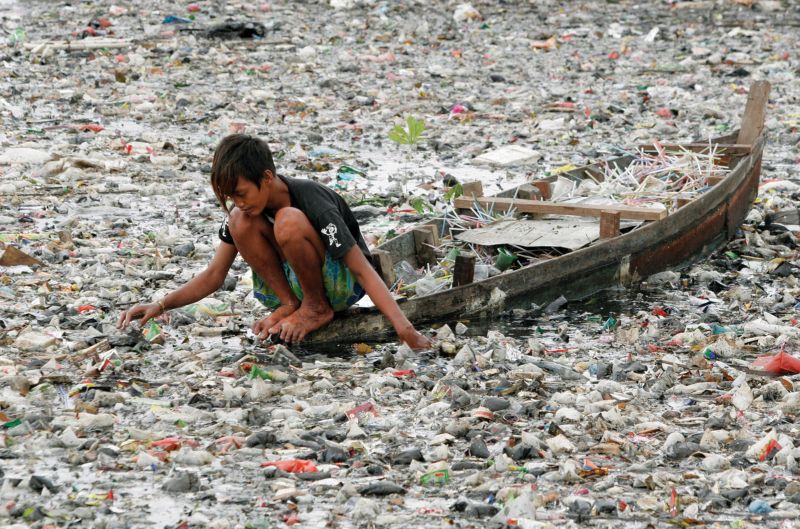 Un'immagine impressionante di un'isola di plastica