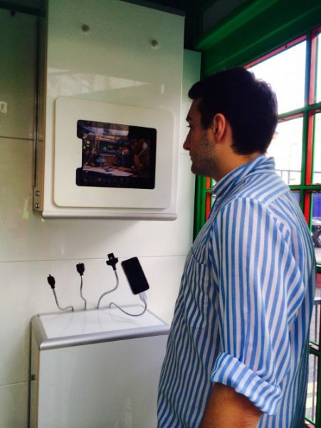 Solarbox, interno di una cabina, con le porte USB e l'iPad pubblicitario