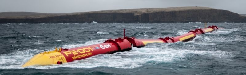 L'immagine cattura il Pelamis in funzione. I vari cilindri di cui &egrave; composto il prototipo beccheggiano a causa delle onde ed azionano dei pistoni collegati alle articolazioni