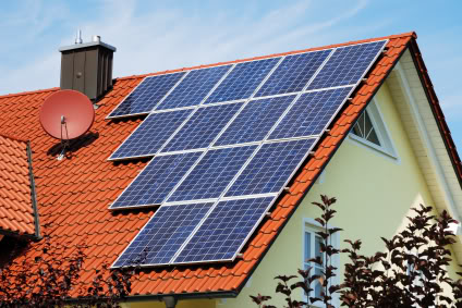 Una famiglia che decidere di installare il fotovoltaico nella propria abitazione aiuta la comunit&agrave; e l'ambiente