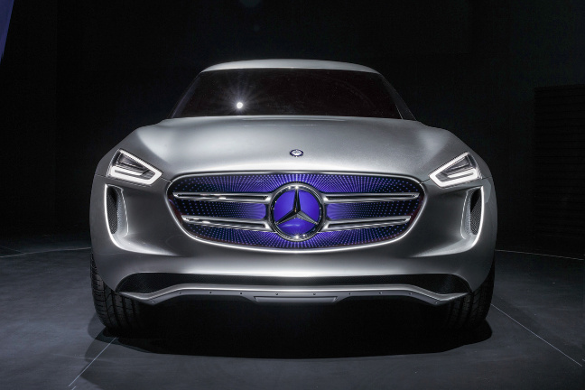 AUTOMOBILE CON VERNICE SOLARE