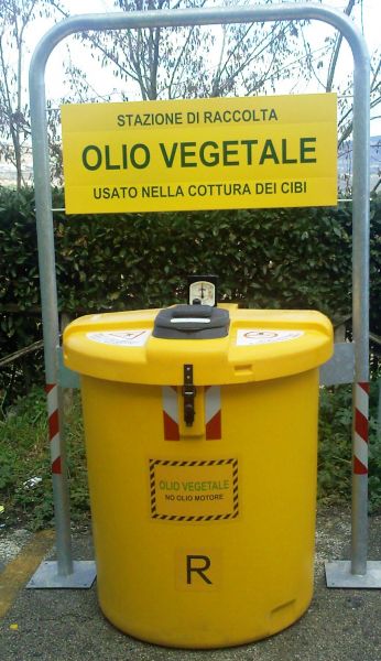 L'immagine raffigura una stazione di raccolta dell'olio esausto