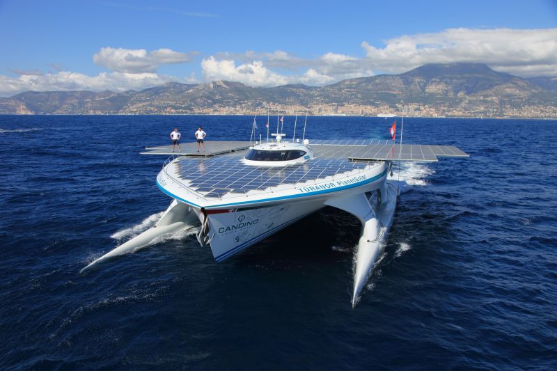 Tra il 2010 e il 2012, il catamarano svizzero Turanor ha compiuto il giro del mondo senza combustibili fossili grazie al fotovoltaico
