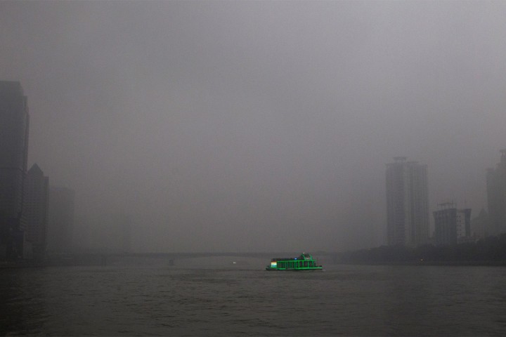 Un'impressionante immagine di una citt&agrave; cinese assediata dallo smog