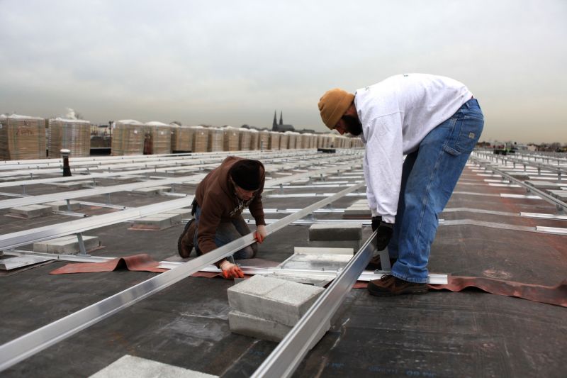 Due operai specializzati nel settore del fotovoltaico
