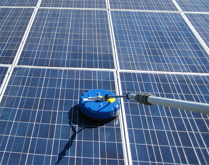 Tenere i pannelli fotovoltaici sempre puliti &egrave; uno dei pi&ugrave;importanti consigli
