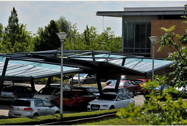 La Solar Cloth Company, start up britannica con sede a Cambridge, ha realizzato un telo solare ultraleggero ideale per le pensiline dei parcheggi e i tetti delle abitazioni