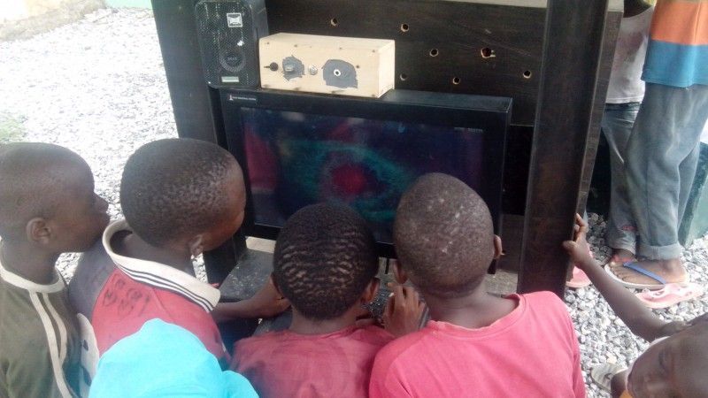 Ragazzi davanti alla postazione computerizzata