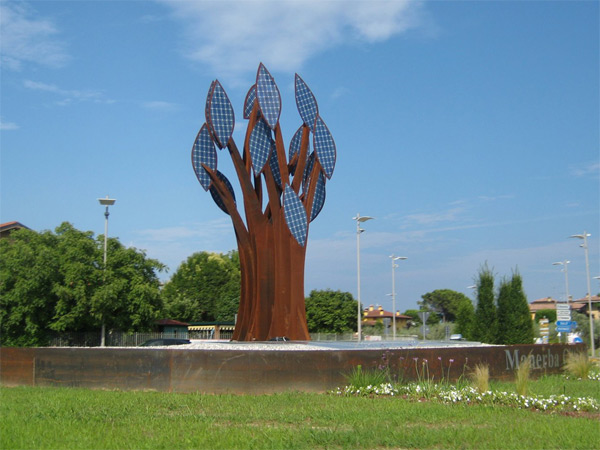 Struttura simile ed albero con foglie in moduli fotovoltaici