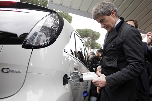 Il sindaco di Roma Alemanno ha presentato sei pensiline fotovoltaiche nella capitale