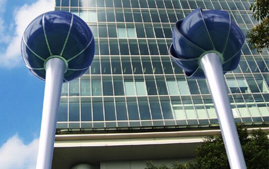Tubine eoliche ricoperte di moduli fotovoltaici