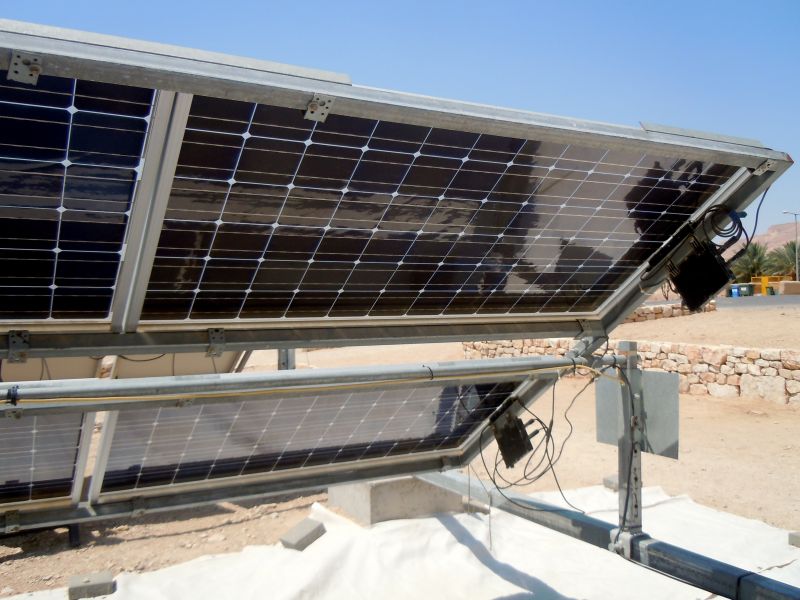 Esempio di installazione di un pannello solare double face Esempio di installazione di un pannello solare double face