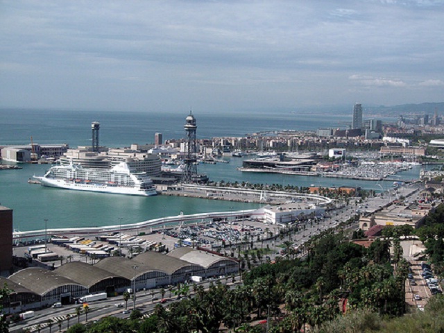 un'ampia veduta della zona portuale della città di Barcellona, luogo sede del Forum con all'interno la Pergola Solar veduta del porto di Barcellona