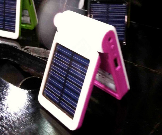 Il caricabatterie eolico-solare Biscuit