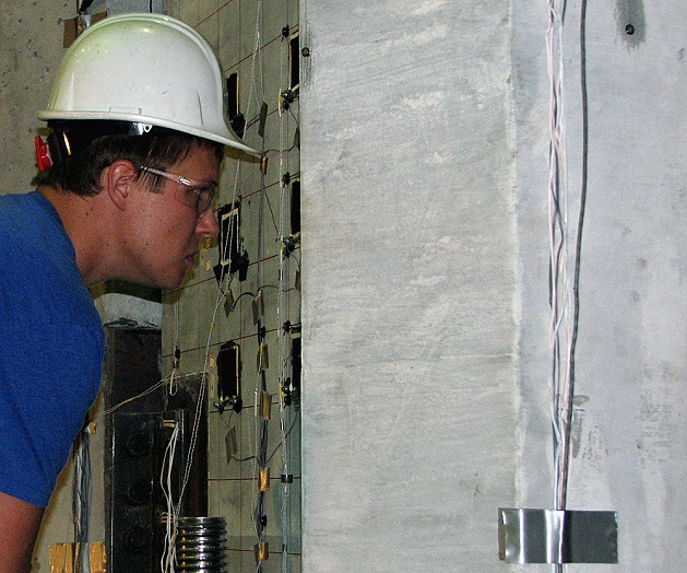 Grant Schmizt controlla la torre eolica in cemento