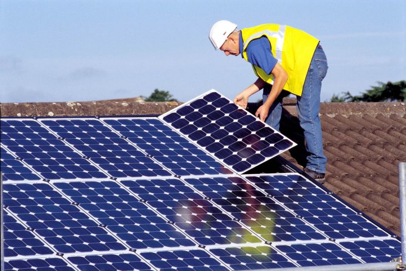 Installazione di pannelli fotovoltaici sul tetto di un'abitazione Installazione di pannelli fotovoltaici sul tetto di un'abitazione