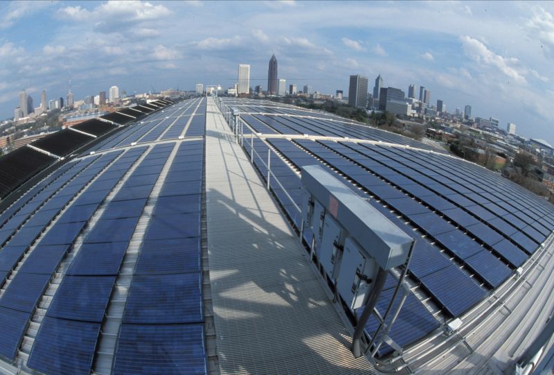 Esempio di installazione di pannelli fotovoltaici sul tetto di un'azienda