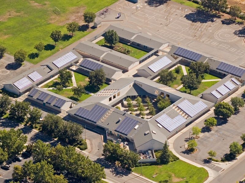 Installazione di impianti fotovoltaici su edifici scolastici