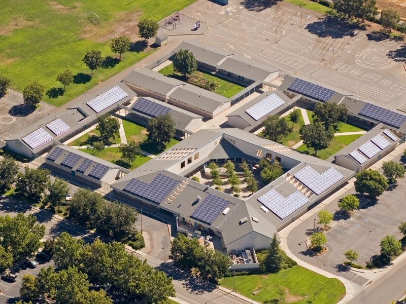 Installazione di impianti fotovoltaici su edifici scolastici Installazione di impianti fotovoltaici su edifici scolastici