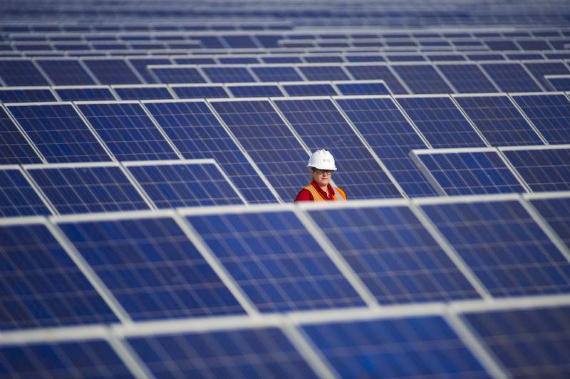 Tecnico che supervisiona lo stato di un impianto fotovoltaico