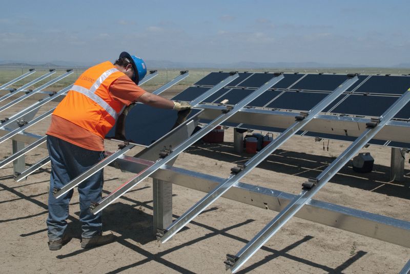 Addetto all'istallazione di un impianto fotovoltaico