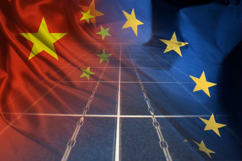 Bandiera cinese ed europea con sfondo di pannelli fotovoltaici