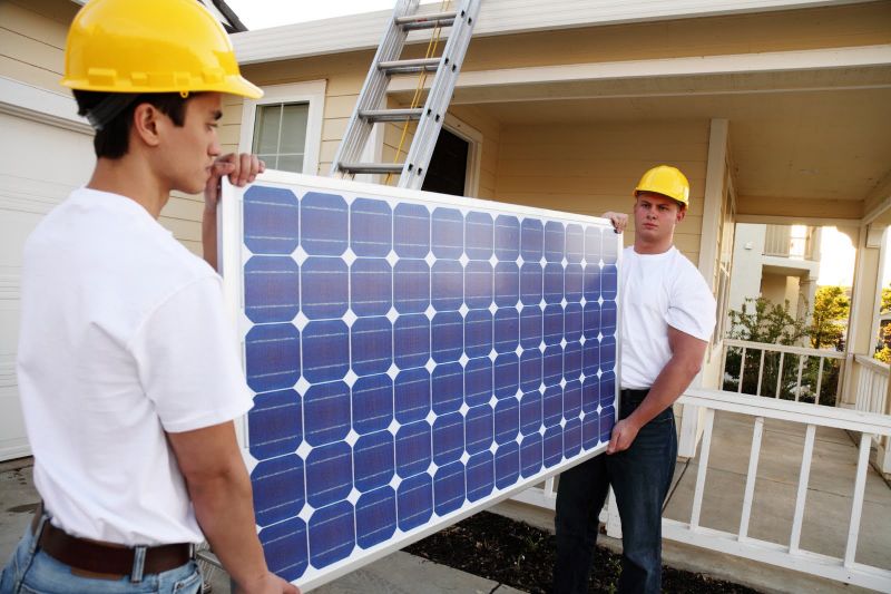 Addetti all'installazione di pannelli solari termici