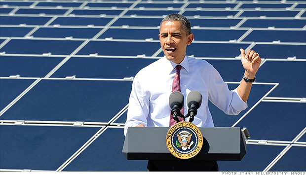Il presisdente degli USA Barack Obama con sfondo di pannelli fotovoltaici