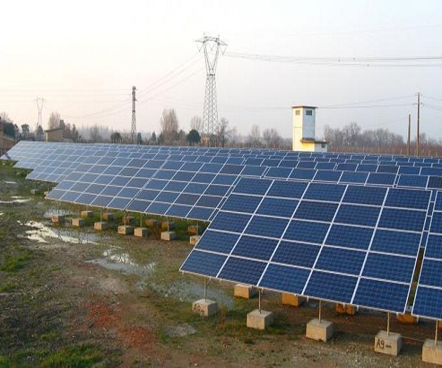 Il parco fotovoltaico installato sul territorio ex discarica di Osio Sotto Bergamo Il parco fotovoltaico sull'ex discarica di Osio Sotto