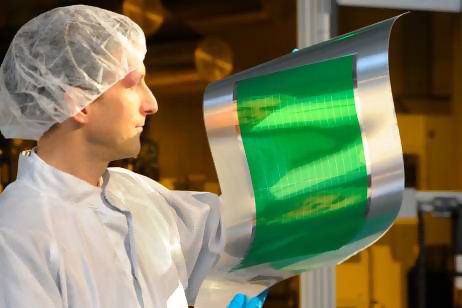 Il pannello solare flessibile e Michael Mohr della Heliatek