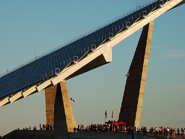 Vista in lontananza della grande Pergola Solar con gruppo di persone sottostanti Vista della grande Pergola Solar