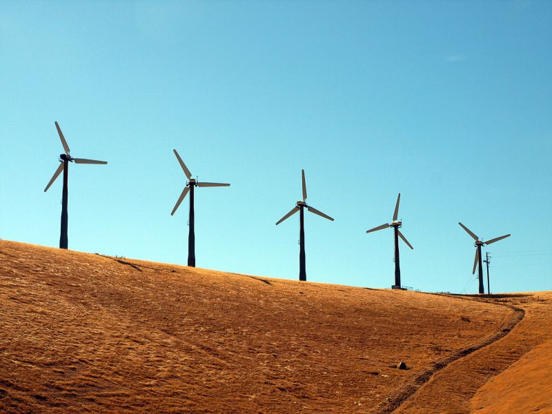 Turbine eoliche su un terreno collinare