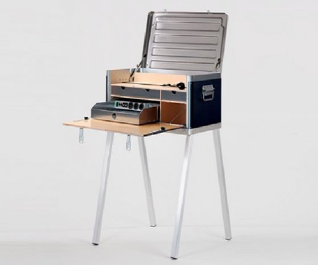 La scrivania solare Field Power Desk