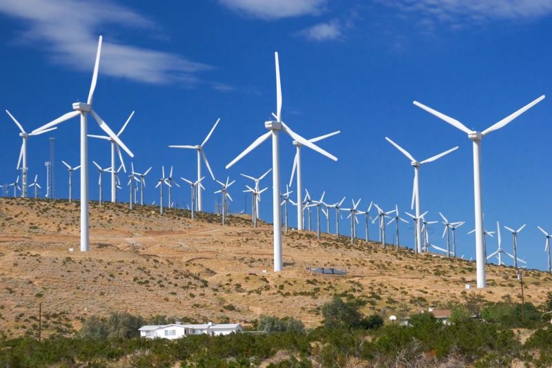 Turbine eoliche installate su una collina