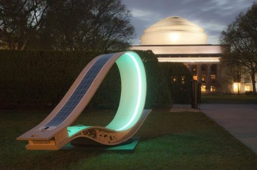 La Soft Rocker durante la notte con illuminazione a LED