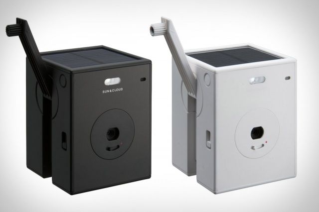 Si pu&ograve; bene notare sia la manovella retrattile che il mini pannello solare installato in superficie