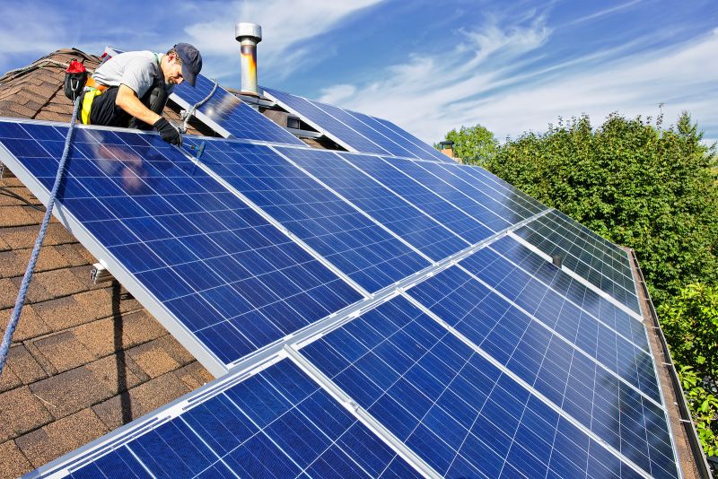 Uomini addetti al montaggio dei moduli fotovoltaici Uomini addetti al montaggio dei moduli fotovoltaici