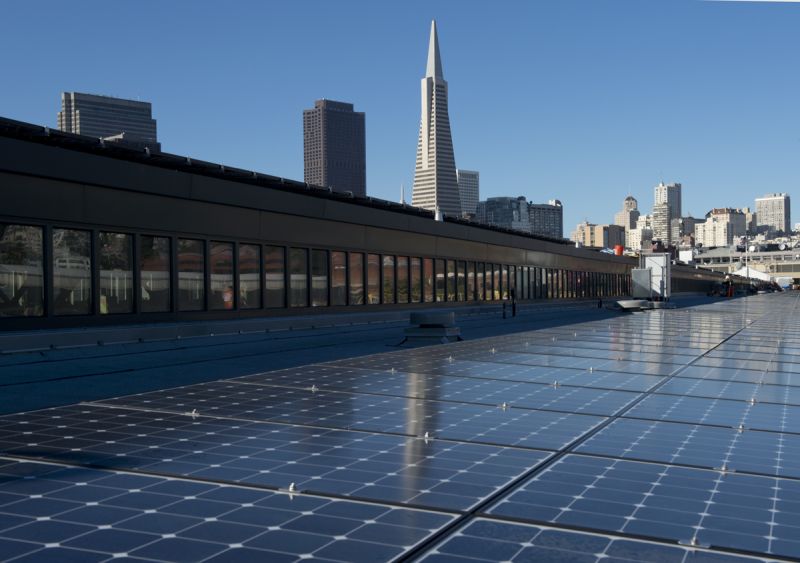 Pannelli fotovoltaici in una città industrializzata