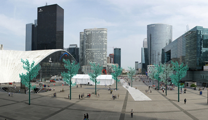 Grafica di un centro cittadino con installazioni di alberi a vento